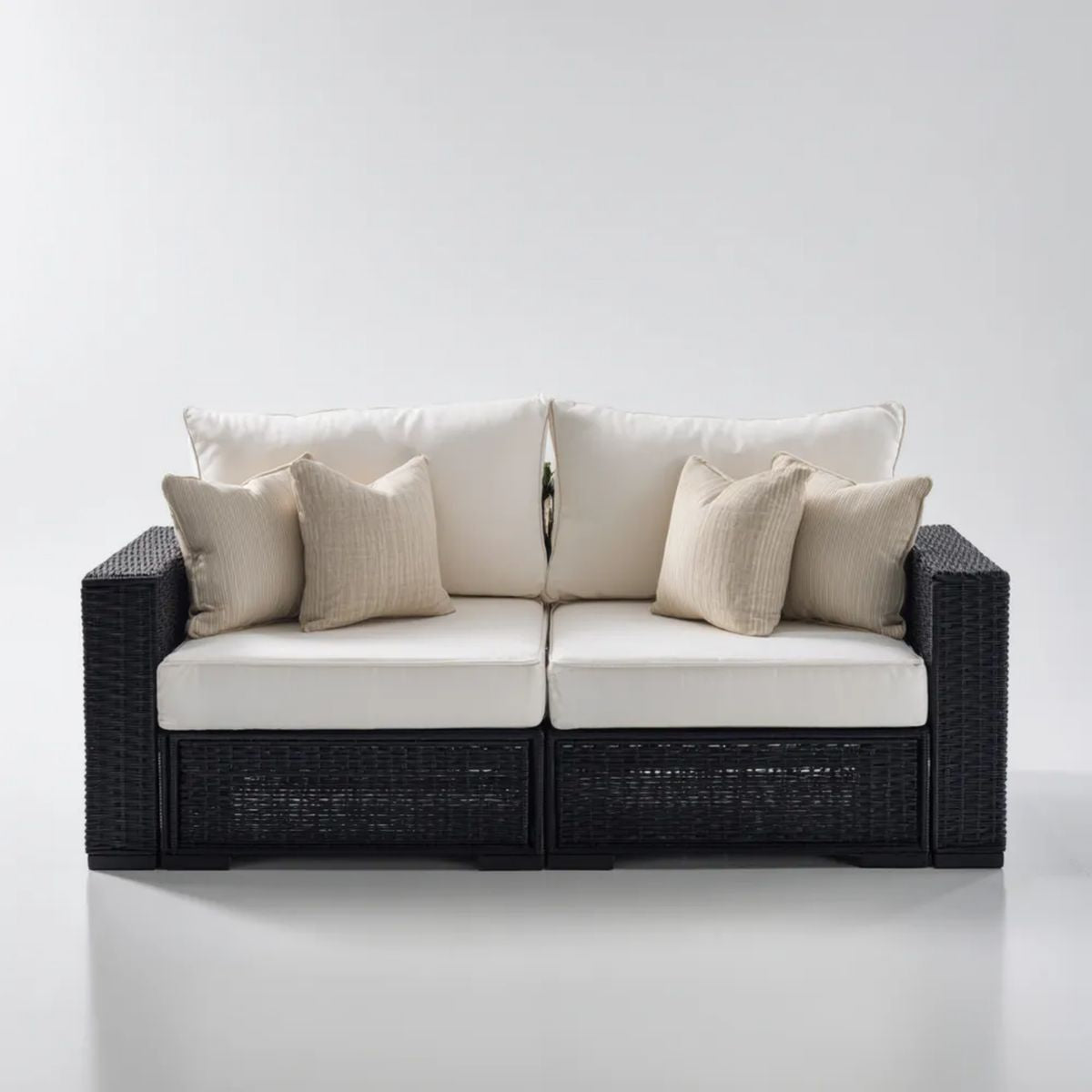 Sofa ogrodowa, 2-osobowa czarny ogrodowy sofa ogrodowa w plecionej żywicy z kremem i beżowymi poduszkami, 160 x 80 x 85 cm